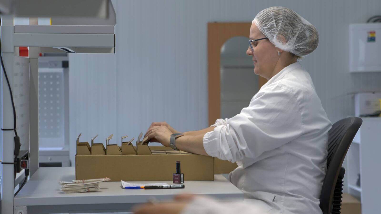 Pracovníčka DvS Pack pri kompletizácii produktov na co-packingovom pracovisku